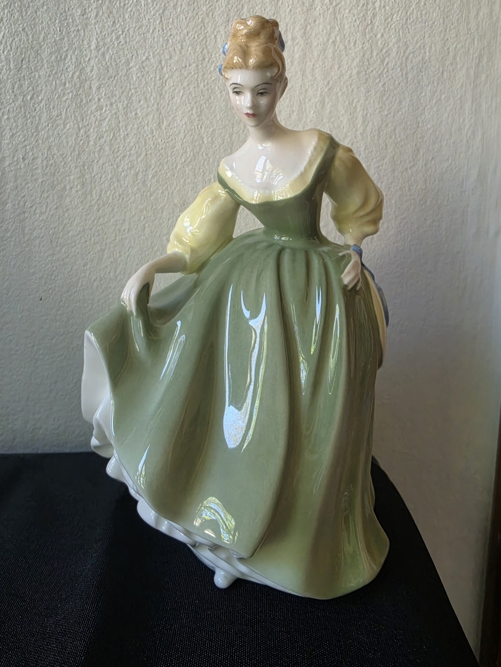 Royal Doulton Figurine Fair Lady HN 2193